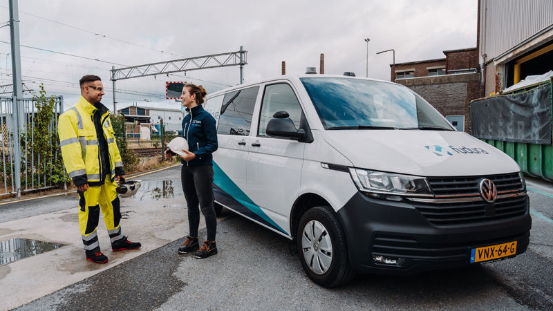 Mdw staand in overleg bij bus