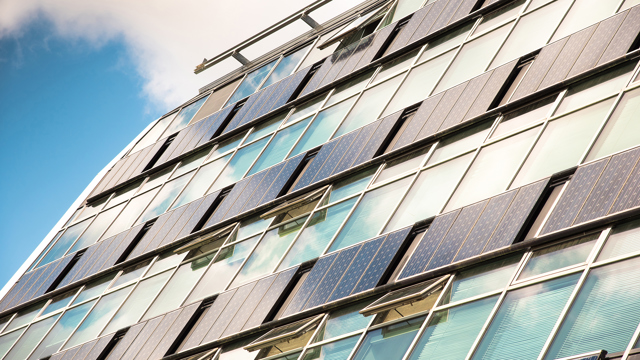 Zonnepanelen aan kantoorpand