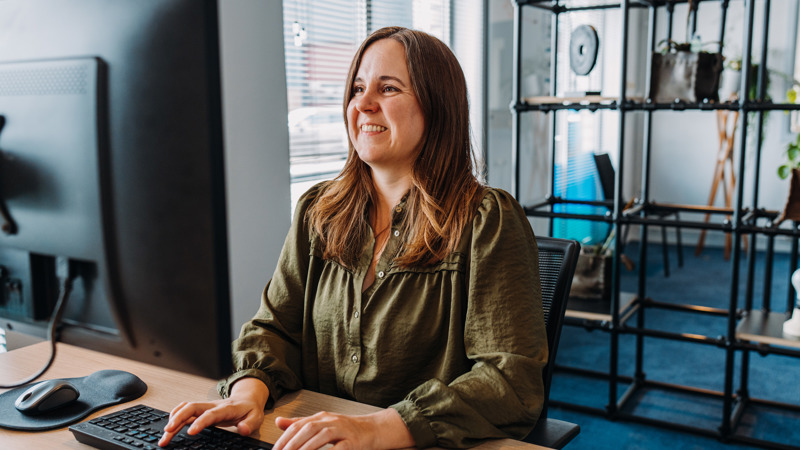 Mdw achter toetsenbord