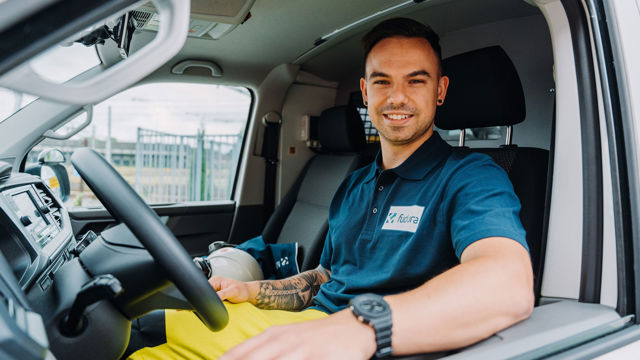 Mdw achter stuur bus