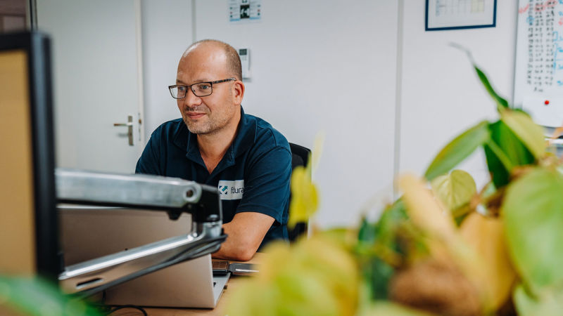 Mdw zittend achter bureau